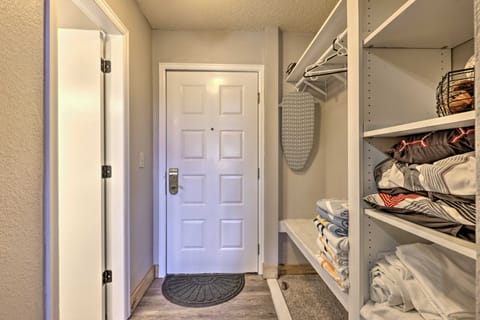 2 Mi to Skiing: Studio w/ Pool Access in Granby! Apartment in Granby