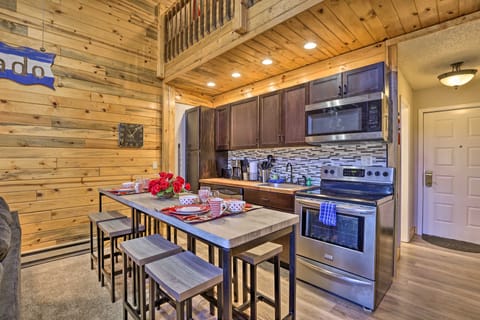 2 Mi to Skiing: Studio w/ Pool Access in Granby! Apartment in Granby