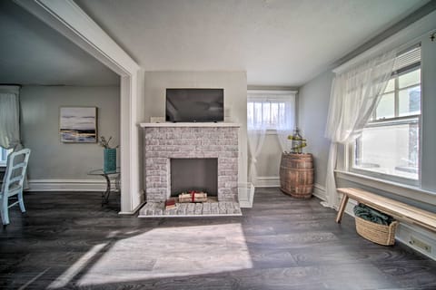 Historic Family Home 2 Mi to Lake Erie & Zoo! Apartment in Erie