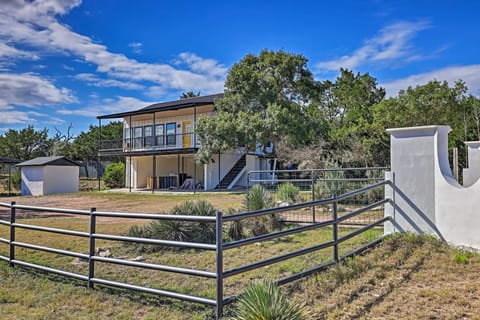 Chic Fredericksburg Retreat - Near Wineries! Cottage in Rio Grande