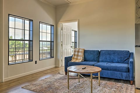 Chic Fredericksburg Retreat - Near Wineries! Cottage in Rio Grande