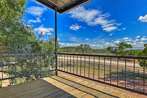 Chic Fredericksburg Retreat - Near Wineries! Cottage in Rio Grande