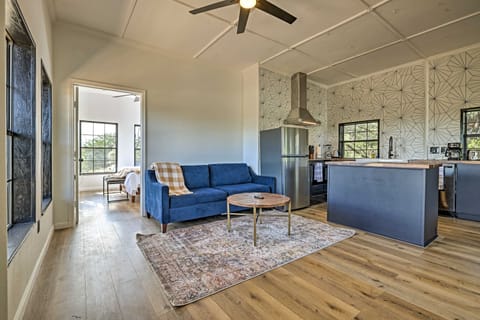 Chic Fredericksburg Retreat - Near Wineries! Cottage in Rio Grande