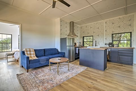 Chic Fredericksburg Retreat - Near Wineries! Cottage in Rio Grande