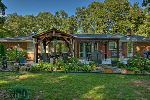 Charming Florence Getaway w/ Fireplace & Grill! House in Florence