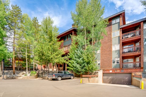 Steps to Chairlift: Breckenridge Condo w/ Hot Tubs Apartment in Breckenridge