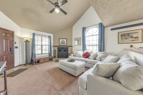 Cozy Ruidoso Condo w/ Wood-Burning Fireplace! Apartment in Ruidoso