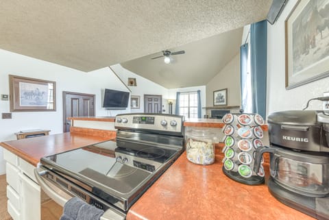 Cozy Ruidoso Condo w/ Wood-Burning Fireplace! Apartment in Ruidoso