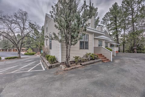 Cozy Ruidoso Condo w/ Wood-Burning Fireplace! Apartment in Ruidoso