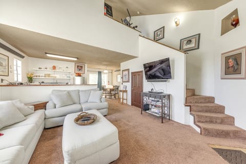 Cozy Ruidoso Condo w/ Wood-Burning Fireplace! Apartment in Ruidoso