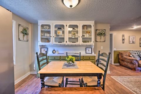 'Whispering Oaks' Broken Bow Cottage Near Hiking! Cottage in Broken Bow