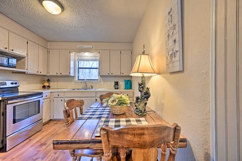 'Hidden Oaks' Broken Bow Vacation Rental, Pets OK! Cottage in Broken Bow