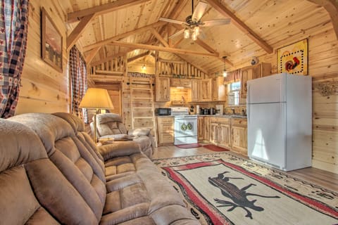 Cozy Augusta Cabin w/ Grill - Walk to Main St House in Idaho
