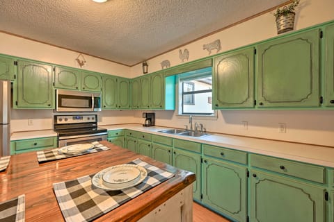 Pet-Friendly 'Shady Oaks' Broken Bow Gem w/ Patio! Cottage in Broken Bow