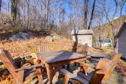 Stoney Creek Cottage: Waterfront Hot Tub, Fire Pit House in Massies Mill