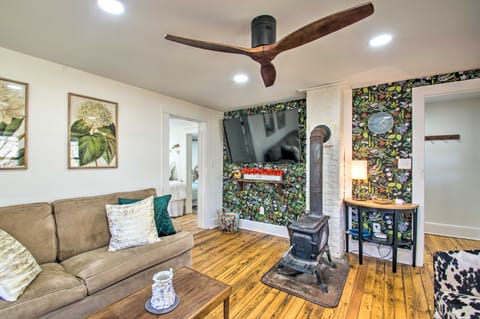 Stoney Creek Cottage: Waterfront Hot Tub, Fire Pit House in Massies Mill