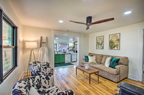 Stoney Creek Cottage: Waterfront Hot Tub, Fire Pit House in Massies Mill