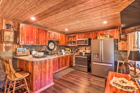 Quiet, Historic Manor: Located in Ghost Town! House in Arkansas