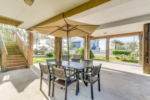 Seabrook Getaway w/ Balconies & Bay Views! House in Seabrook