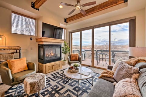 Walkable Park Mountain Getaway: Hot Tub & Views! Apartment in Snyderville