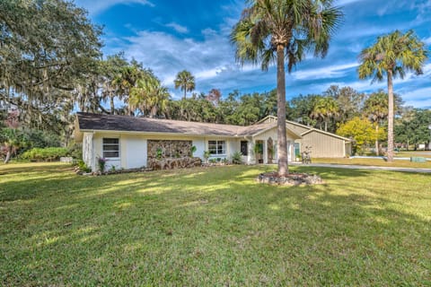 Sunny Crystal River Home w/ Screened-In Porch House in Crystal River