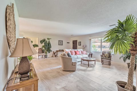 Sunny Crystal River Home w/ Screened-In Porch House in Crystal River