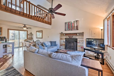 4 Mi to Tobyhanna State Park: Home w/ Fire Pit House in Coolbaugh Township