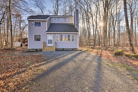 4 Mi to Tobyhanna State Park: Home w/ Fire Pit House in Coolbaugh Township
