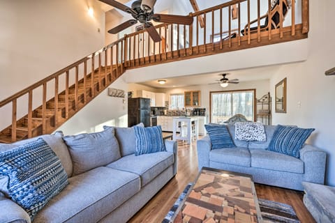 4 Mi to Tobyhanna State Park: Home w/ Fire Pit House in Coolbaugh Township