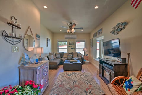 Steps to Lake! Charming Cabin: Pool Access & Decks House in Granbury