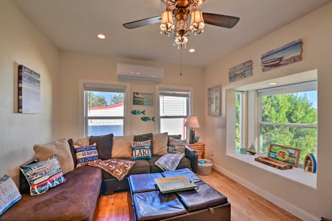 Steps to Lake! Charming Cabin: Pool Access & Decks House in Granbury