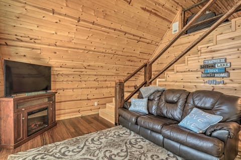 Sparta Lake Home w/ Deck & Boating Access! House in Lake Sinclair