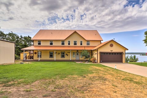 Waterfront Lake Eufaula Home: Multi-Level Balcony House in Longtown