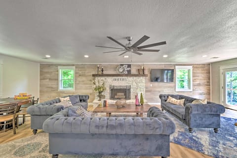 Upscale Cottage with Furnished Lake-View Deck! Cottage in Beaver Lake