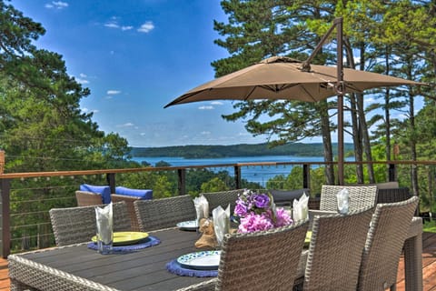 Upscale Cottage with Furnished Lake-View Deck! Cottage in Beaver Lake
