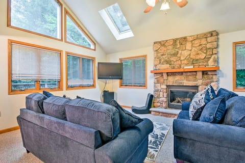 Walk to Beach: Beautiful Lake Naomi Retreat! House in Lake Naomi