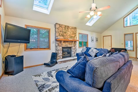 Walk to Beach: Beautiful Lake Naomi Retreat! House in Lake Naomi