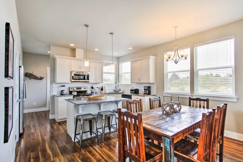 Walk to Beach: Ocean Shores House w/ Fireplace House in Ocean Shores