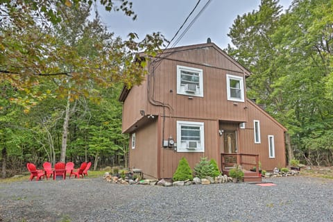 15 Mi to Camelback Ski Resort: Home w/ Deck! House in Coolbaugh Township