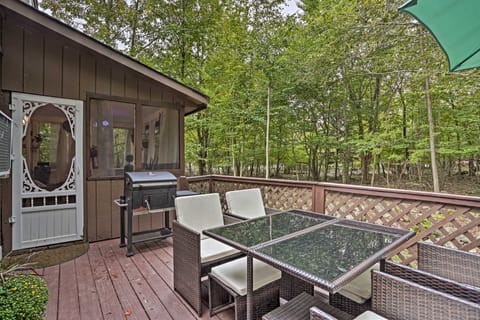 15 Mi to Camelback Ski Resort: Home w/ Deck! House in Coolbaugh Township