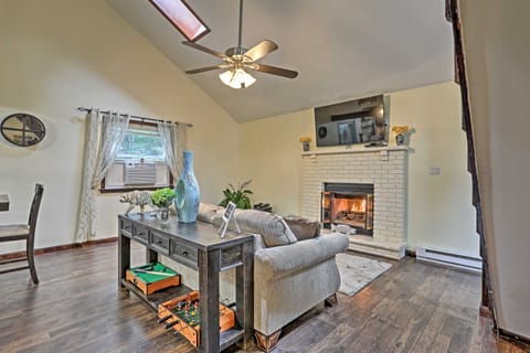 15 Mi to Camelback Ski Resort: Home w/ Deck! House in Coolbaugh Township