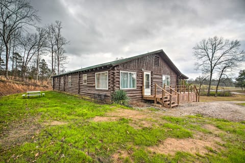 11 Mi to Lake Ouachita: Family Cabin w/ Yard House in Garland County
