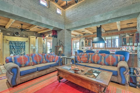 Luxe Home w/ Pool & Outdoor Kitchen in Phoenix! House in Maricopa County