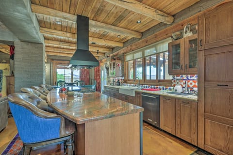 Luxe Home w/ Pool & Outdoor Kitchen in Phoenix! House in Maricopa County