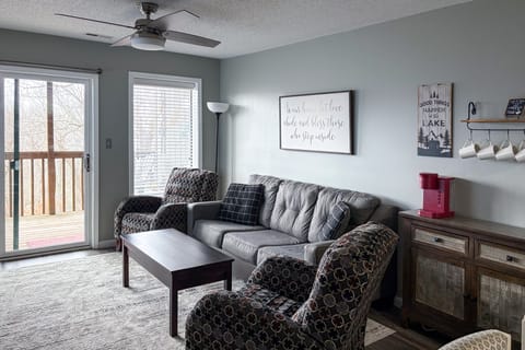 Inviting Branson West Condo w/ Pool Access Apartment in Table Rock Lake