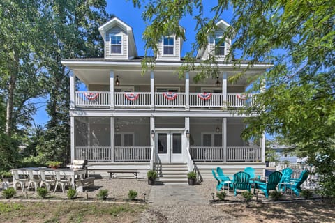 Bright & Airy Home: Chef's Kitchen & Pro Decor! House in Michigan City