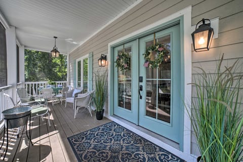 Bright & Airy Home: Chef's Kitchen & Pro Decor! House in Michigan City