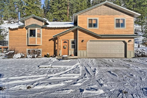 Peaceful Superior Home w/ Fire Pit & Mtn View House in Idaho