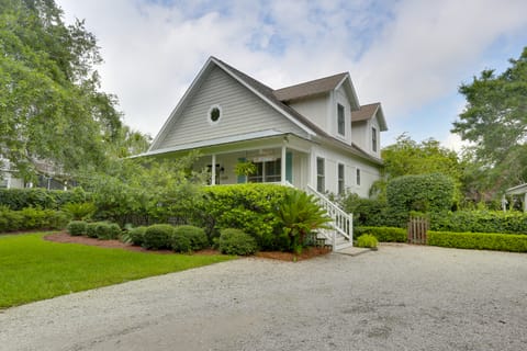 Bright St. Simons Island Escape: Walk to the Beach House in Saint Simons Island