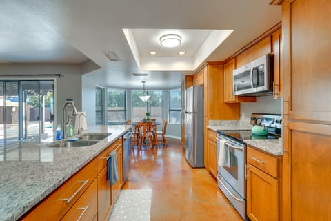 5 Mi to ASU! Family Getaway w/ Patio & Fire Pit House in Tempe